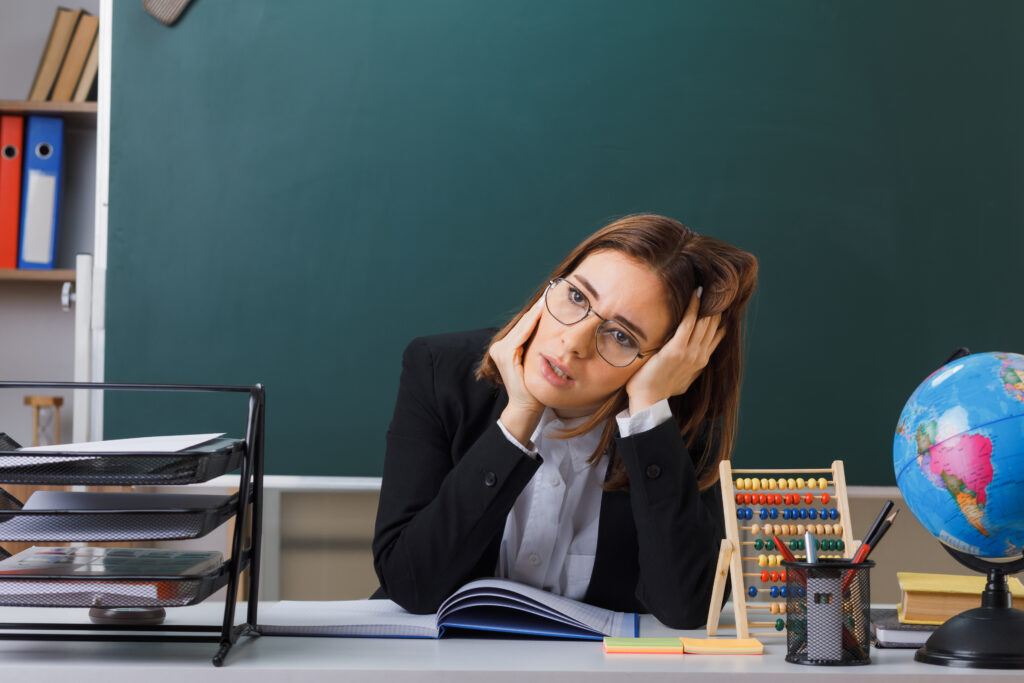 Fa cadere studente per sedare una lite: docente prima condannata, poi vince il ricorso